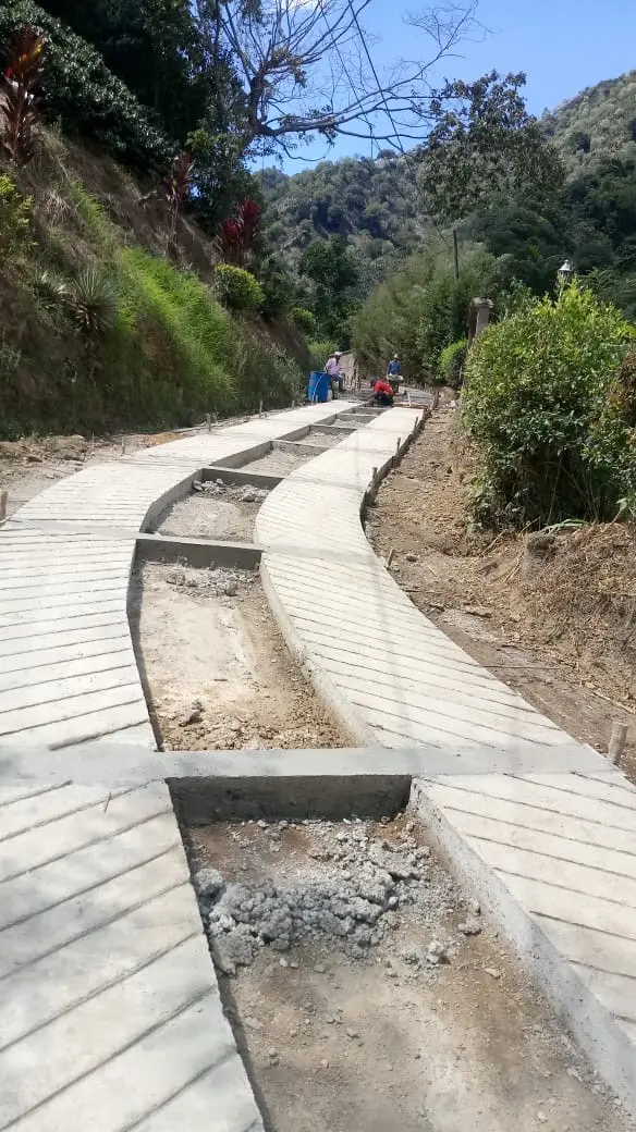 Construcción de vía terciaria